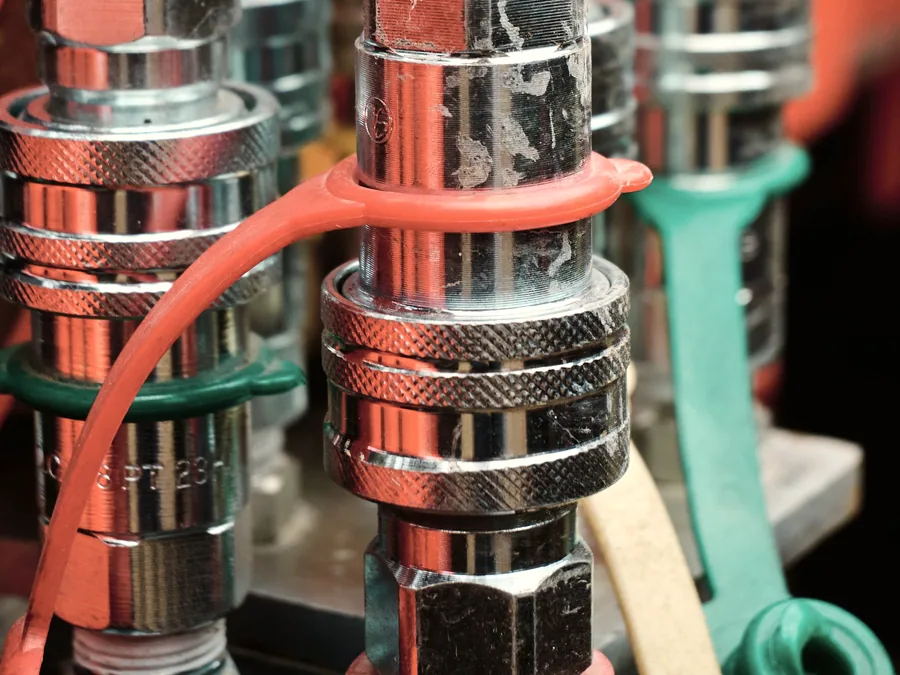 Chromed quick-release couplings with colour-coded lines