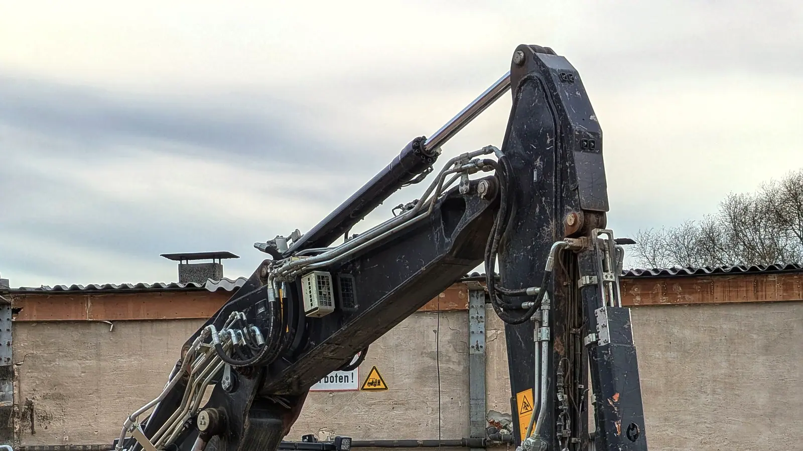 Hydraulic cylinders and rams on a machine arm