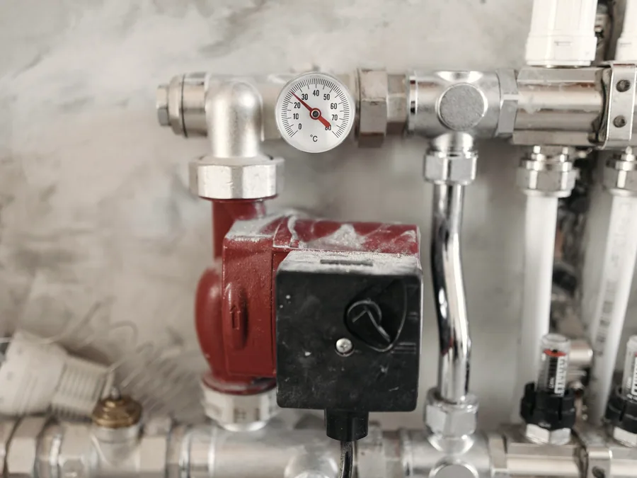 Pump and manifold assembly with pressure gauge