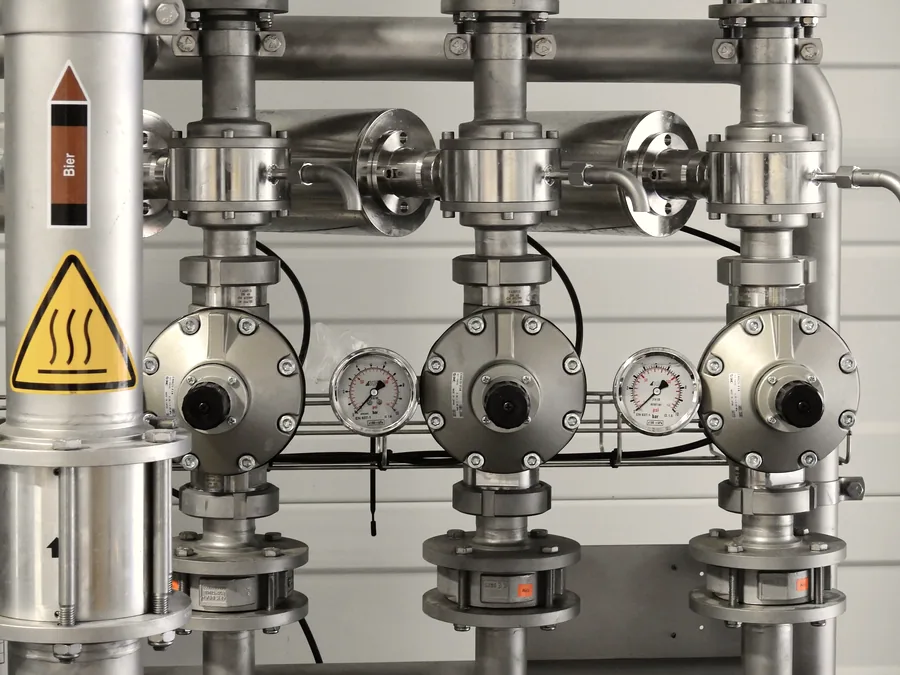 Stainless valve manifold with pressure gauges