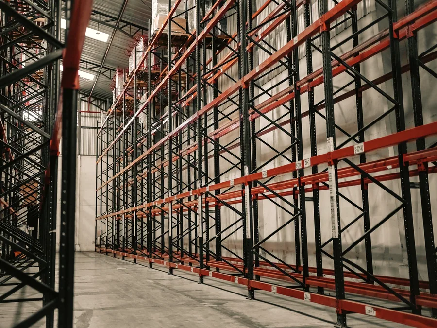 Warehouse racking and storage bays in a distribution facility