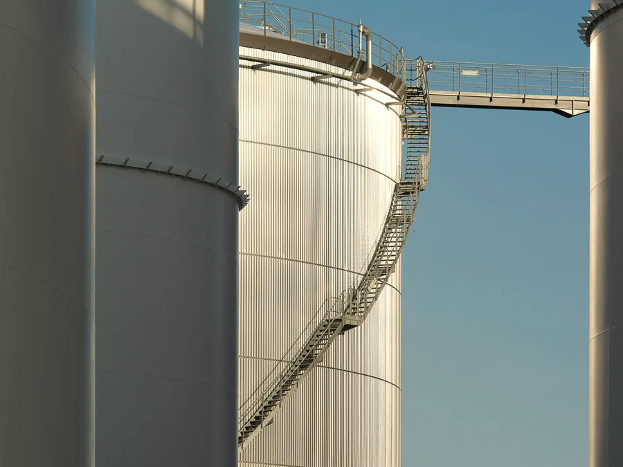 Access stairs and walkways on storage tanks