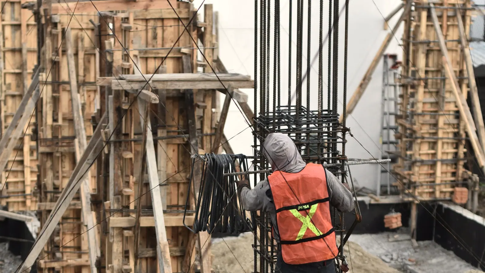 Site crew in high visibility clothing working on column formwork